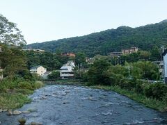 　早川の流れに乗った涼やかな空気を浴び、箱根湯本温泉の暖簾をくぐりました。