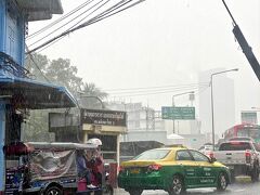 【バンコク中華街（ヤワラー）：大雨で雨宿り】

外の様子をボォ～っと伺う...

うわっ...でも、マジに凄い雨...だんだん酷くなって来たわ...