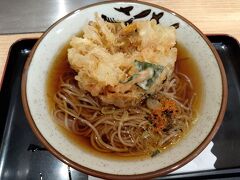 と、その前に朝食を。お気に入りの仙台駅・立ち喰そばの「杜」でかき揚げそばをいただく。今日１日が長くなりそうなので、エナジーチャージを。
