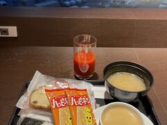 今日は大阪なので、北ターミナルへ行かなくてはダメなのに
チェックインは南でしてしまった（笑）

変わり映えのしない、美味しくない軽食をつまむ(-_-)