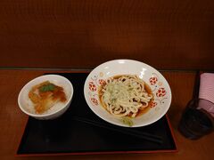 切符の都合で外に出られないので、駅中のそば屋で昼食に。