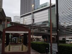 早朝の横浜駅