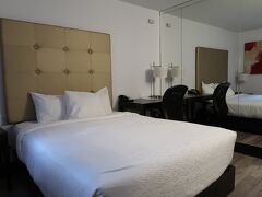 入国手続はスムース。タクシーでダウンタウンに向かい、ホテルにチェックインです。今回のホテルは、Best Western Plus Montréal Centre-ville Hôtel Europa。簡素で少々古びていますが立地はいい。
このあと、この街に住む身内に2年ぶりに再会、ビアバーで夕食となりました（残念ながら写真はありません）。