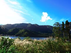 これは青木湖。秋の訪れを感じる。ここから白馬駅までは何事もなく。
その後、白馬駅-平岩駅の区間を国道148号線を北上。余裕がなく写真を撮ることができなかったが、トンネルとスノーシェッドの連続。ブログなどで事前に情報を得ていたが、いざやってみると自転車で通行するのは無謀としか言いようがない。迫りくる大型トラックの爆音！久しぶりにスリルを味わった。途中からはトンネルの狭い路肩を2km以上歩いた。。。
