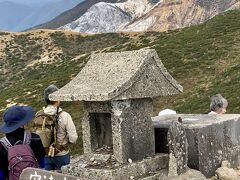 トップの祠にお礼と

無事の下山を祈ります