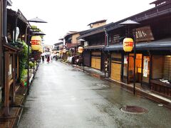 雨の中、てくてく歩く。