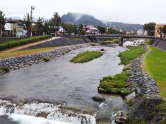 ここで気づいたことは、川の流れる向きが日本海側だと言うこと☆

名古屋から来てるから、すっかり太平洋側かと思いきや、分水嶺を越えているので、川は日本海側に流れるわけです。

ま、高山からだと名古屋より富山の方が近いので、当たり前なんだけど。笑