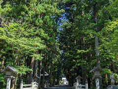 清々しい朝の神社の雰囲気はいいものです。杉並木を抜けて本殿へ。