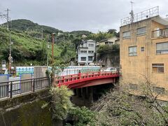 神社の登り口から国道を１分ほど歩いたところ
逢初橋（昨年の土砂崩れで復旧工事中でした）