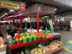 さて、日が変わり、今度は「ジャン・タロン市場」（Marché Jean-Talon）を回ってみました。市場巡りは飽きません。この市場もほとんどの店が屋内にあるので天候が悪くてもゆっくり回れます。週末ということもあって、なかなかの賑わいでした。