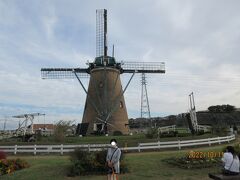 写真は佐倉コスモスフェスタ：＜オランダ風車「リーフデ」＞の裏側から撮った。