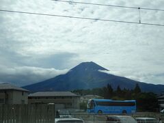 富士山駅から見えた富士山。
ここから河口湖までは10分もかかりません。
思えば旅行中一番きれいに見えた富士山でした。