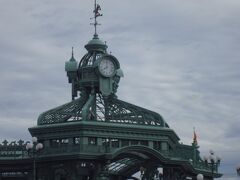 ディズニーランドの時計は8時。ランドからリムジンバスに乗ります。
今日はランドへの入場待ちの人が大勢見えます。コロナ前のランドみたい。