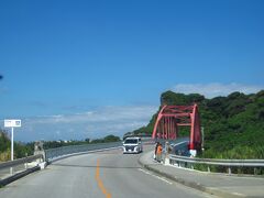 この橋を渡って伊計島に行きます。本当はタコスをと思ったのですがお休みでランチ難民！？