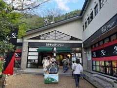 岐阜の目的地は、金華山（旧稲葉山）。

斎藤道三が整備し、信長が「岐阜」と改名して本拠地にした場所です。
と言ってもロープウエーは乗らず、下からお城を見ただけです。