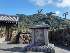 岐阜公園入口の「若き日の織田信長」像。

あまり弓のイメージがない信長公で、このような像は珍しいかも。