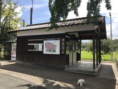 網引駅。
のどかな田園風景の中の1面1線の駅。

駅前にはイチョウの大木があり、加西市の「ふるさとの樹」に指定されている。
駅前には「列車転覆事故殉難の地」碑が建つ。
駅前は「播磨中央自転車道中間休憩所」として整備されている。

