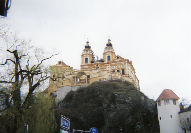 東欧の旅も後半戦です。オーストリアからドナウ川沿いにハンガリーを目指します。ドナウ川下りの起点に建つメルク修道院。