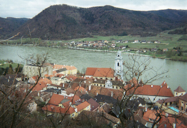 デュルンシュタインを見下ろします。