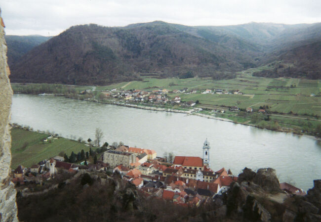 ケーリンガー城跡から見下ろすデュルンシュタイン。