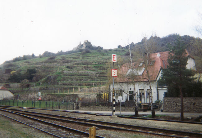 先程登ったケーリンガー城跡が見えます。鉄道で国境の街ショプロンを目指します。