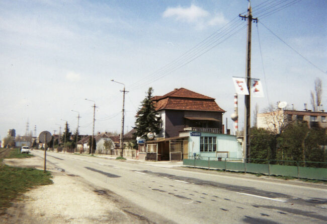 ハンガリーの駅員さんに土曜日なのに平日ダイヤを案内されたばっかりに何も無い駅に立ち往生。何故かポツンと一軒飲み屋だけあって、其処には湯婆婆と昼間っからの飲んだくれ二人組。突然の日本人の乱入に「キラテ！キラテ！」と殴る蹴るのデスチャーを繰り返す酔っ払い。威嚇されたかと思いきや<br /><br />「キラテちゃうねん！カラテやねん！」<br /><br />此方も正拳突きのデスチャー。<br /><br />「暴れるんなら外行っておやり！」<br /><br />湯婆婆に追い出される男三人組(笑)<br /><br />「うちら、喧嘩してるちゃうわ！」<br /><br />と慌てる男三人衆(笑)