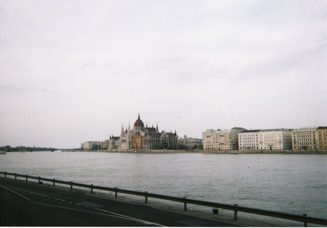 ドナウ川越しに眺める国会議事堂。