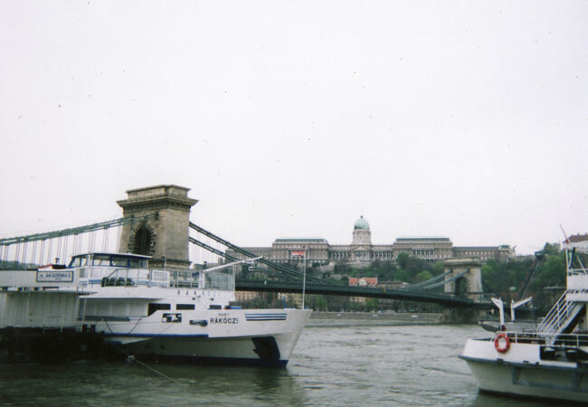 セーチェーニくさり橋と王宮。