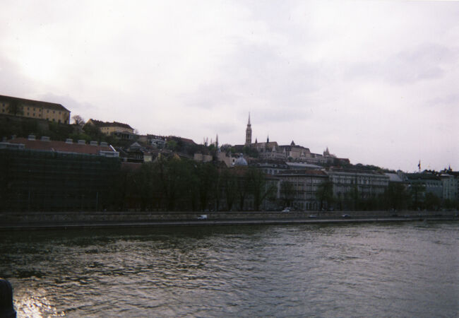 王宮の丘を眺めました。