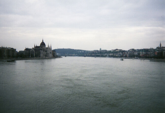 ブダペストをブダ地区とペスト地区に分けて流れるドナウ川。