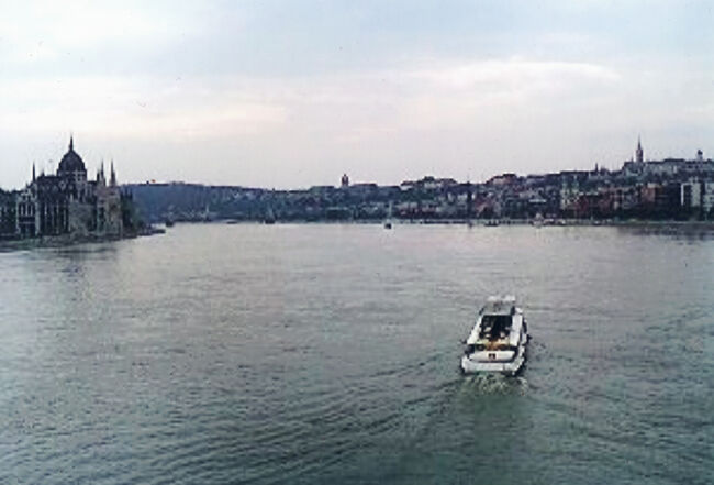 左手に国会議事堂、右手には王宮の丘。