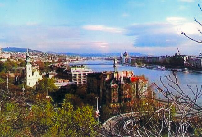 徐々に高度を上げながらドナウ川の風景を眺めました。