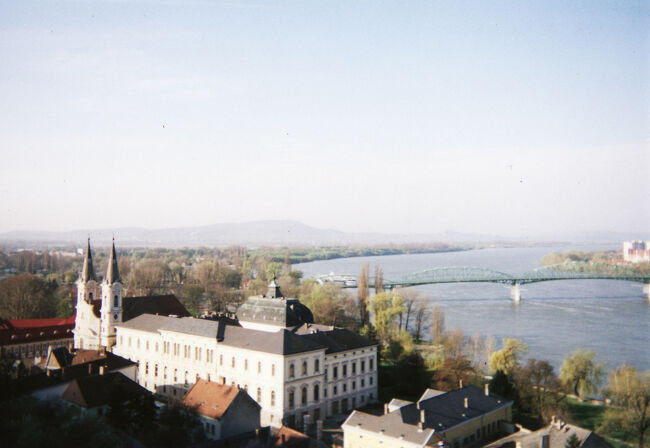 エステルゴムのプリマーシ(霊長類)アーカイブとドナウ川の風景。