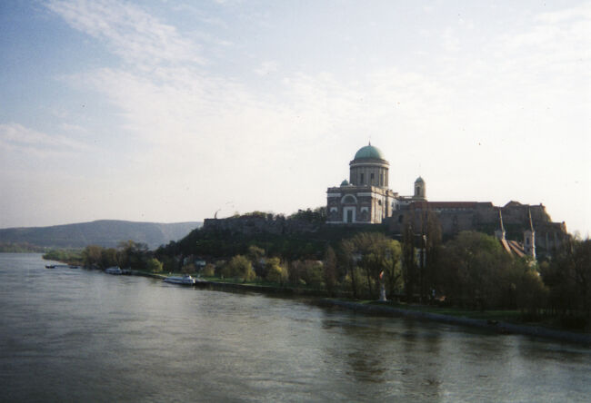 ドナウ川越しに見るエステルゴムの大聖堂。