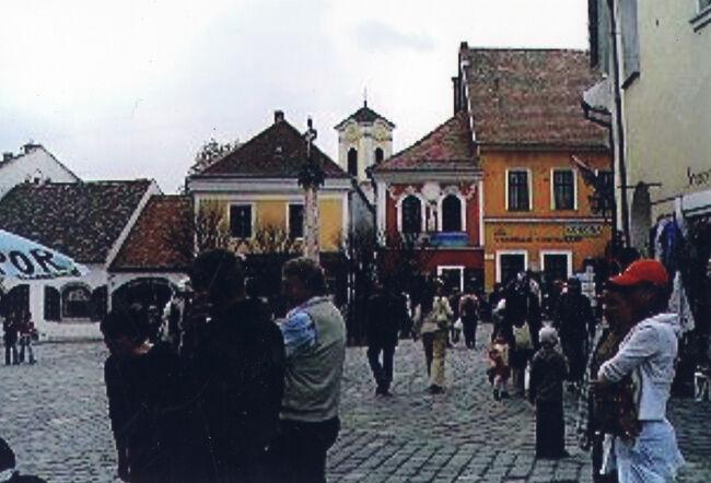 センテンドレのメイン広場に建つペスト記念塔。