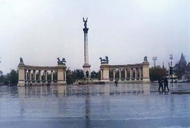 建国千年を記念した英雄広場。