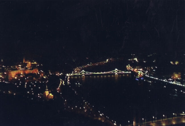 遊び過ぎて宿探しを遅らせた結果、忘れていた、甘く見ていたイースター。何処も街の宿は空いておらず、4月の寒さの中野宿を考えてなければと思った夜10時、昼に展望を楽しんだシタデルのユースホステルに空きがある事が判明。夜道の山道をとぼとぼ歩いて最後の夜はシタデルからブダペストの夜景を楽しみながら、東欧の旅が終わりました。<br /><br />最後までご覧になってくださり、ありがとうございました。