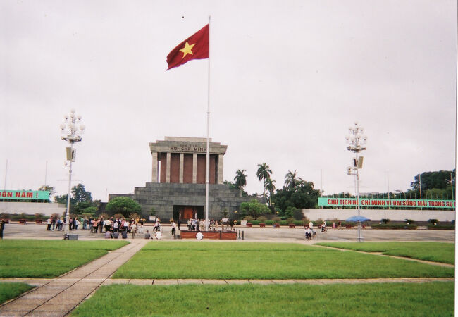 ホーチミン廟を訪れました。