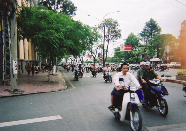 ホーチミンについてビックリ。スーパーカブだらけです。道を渡るのもおっかなビックリ。今でもそうなのかな？
