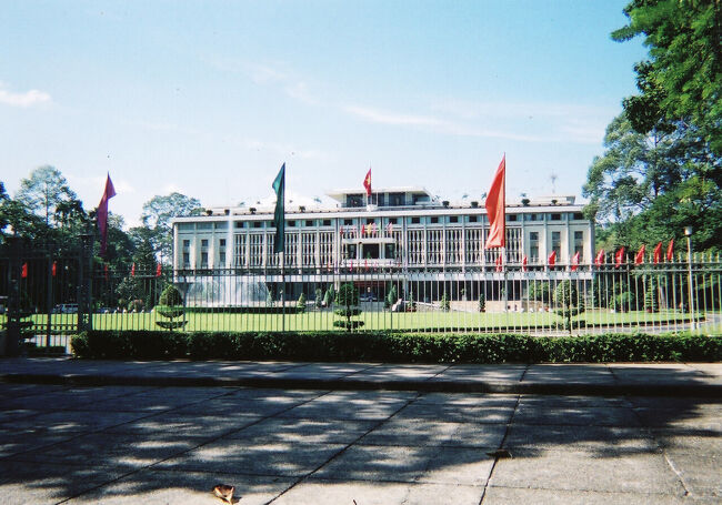 統一会堂。此処が無血開城された事でヴェトナム戦争が終結しました。此処の前の緑地に寝ころび開高健氏の輝ける闇を読んだのは良い思い出です。やはり文学はその舞台で読んでこそ迫力が増します。<br /><br />そんな折りドカーンと大きな音が響きました。「輝ける闇」感情移入し過ぎていた私は、空爆が始まってしまった！とたじろぎました。犯人はホーチミンの交通事情の悪さによる単なる交通事故でした。<br /><br />ベトナム戦争時、民主主義を強要する為送られたアメリカ軍は、アジア人である南ベトナム兵を味方であるにも関わらず、酷い差別を行ったそうです。差別された南ベトナム人からしてみれば、戦っている北ベトナムだって同じベトナム人。アメリカ人に差別されるくらいならと、危険を承知でアメリカ軍から支給された最新兵器を北ベトナム軍に横流ししたそうです。<br /><br />　地理的優位性はアメリカ軍より地元の北ベトナム軍の方が圧倒的に有利です。その北ベトナム軍にアメリカ軍の最新兵器が加わった事で、戦況は圧倒的に北ベトナム軍が攻勢にでます。自分達が持ち込んだ最新兵器に掃討されるって、まるで童話に出て来そうな滑稽な展開です。自業自得とはこの事です。