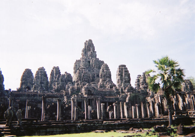 アンコール・トムは仏教寺院です。
