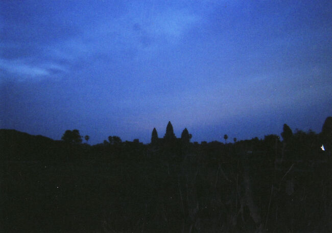 夜明け前にアンコール・ワットを訪れました。