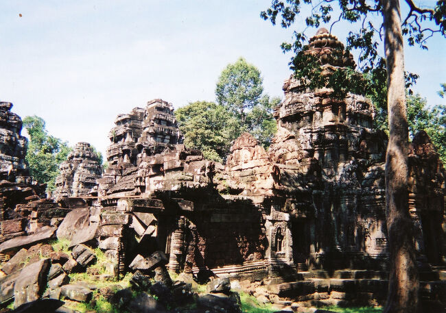 バンテアイ・クデイ遺跡はヒンズー寺院から仏教寺院へリフォームされた遺跡です。アンコールワット遺跡群は、王が変わる度に仏教とヒンズーがまるで一代置きに移り変わりました。リフォームはしても破壊はしないところがアジアの優しさだと思います。
