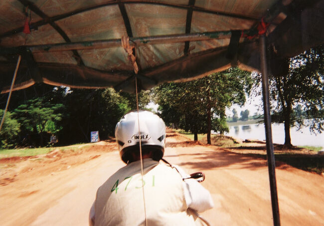 トゥクトゥクに乗って郊外の遺跡へ向います。