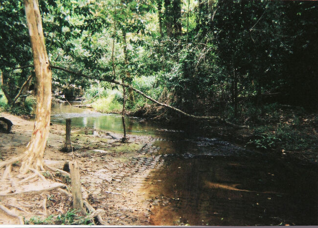 地雷撤去が完了していない部分が残る山道を歩いて水中遺跡クバール・スピアンを訪れました。