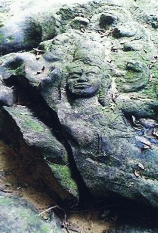 川の中にヒンズーの神々が彫られていました。