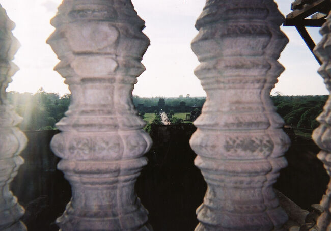 アンコール・ワット内部より参道方面を眺めました。