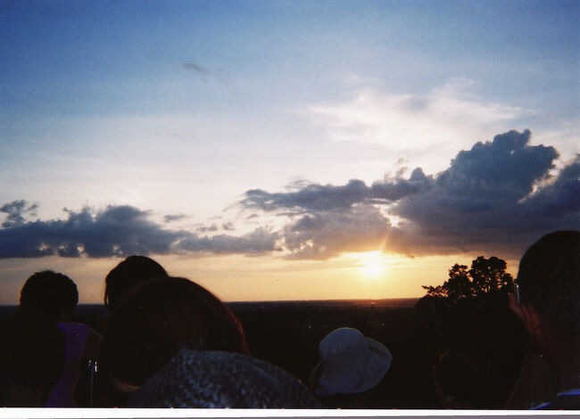 プノン・バケンから夕陽を眺めました。
