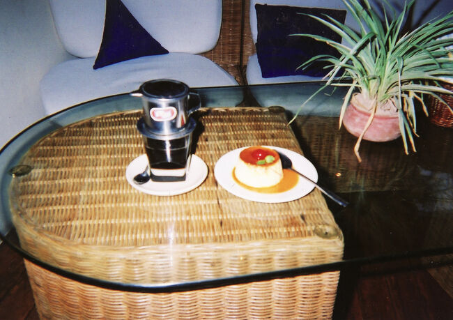 ベトナム風プリンとベトナム式珈琲。コンデンスミルクが入っているのが特徴です。<br /><br />最後までご覧になってくださり、ありがとうございました。