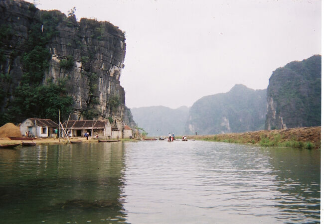 小舟に乗って穏やかな川面を進みます。